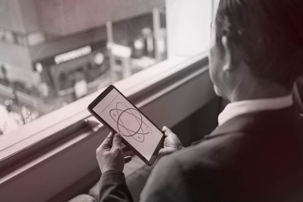 Un trabajador de una pyme utilizando la tecnología 5G.
